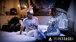 Nerd estranho fode com mulher gostosona e deixa ela fazer tudo o que queria com ele